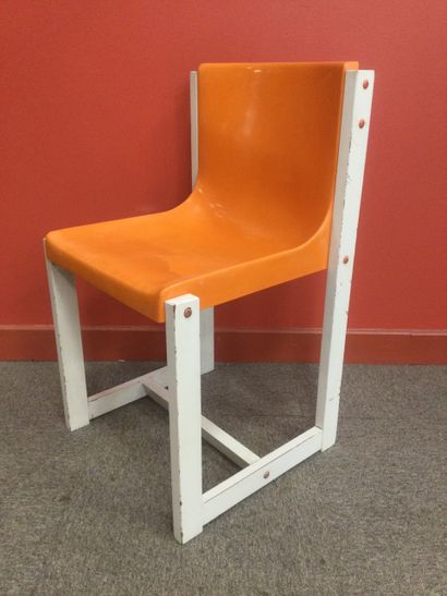 null René Georges GAUTIER (1887-1969), Chair with orange plastic seat and white lacquered...