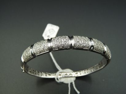  BRACELET Rigid opening band in 18K (750/oo) white gold, the upper part decorated...