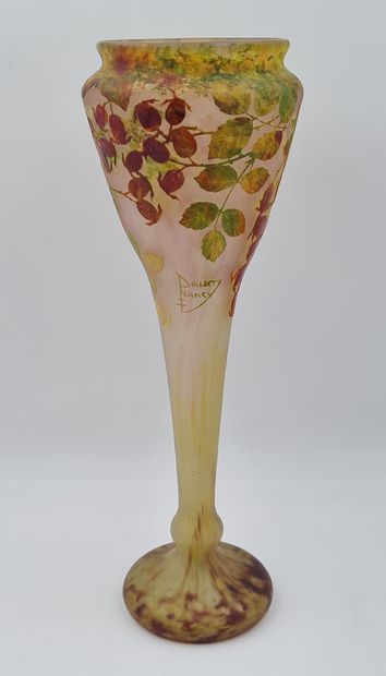  DAUM, Vase en verre multicouche à décor dégagé à l'acide d'églantiers en partie...