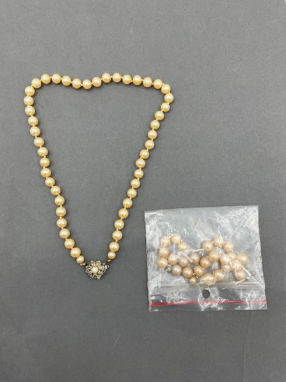 Collier en perles de culture orné d'un pendentif...