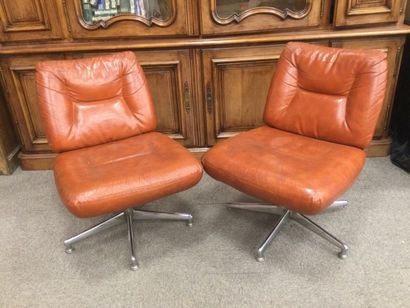 null Pair of leather armchairs with chromed metal feet from the 60s h=79cm