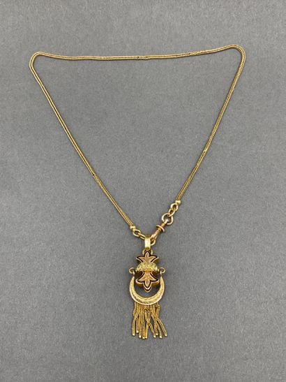 null COLLIER en or jaune 18K 750/°° orné d'un pendentif en forme de fleur de lys...