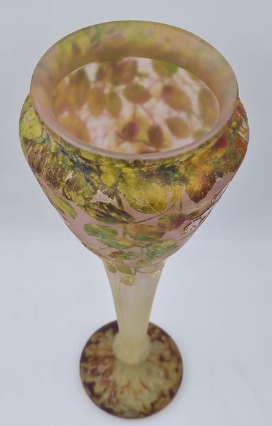  DAUM, Vase en verre multicouche à décor dégagé à l'acide d'églantiers en partie...
