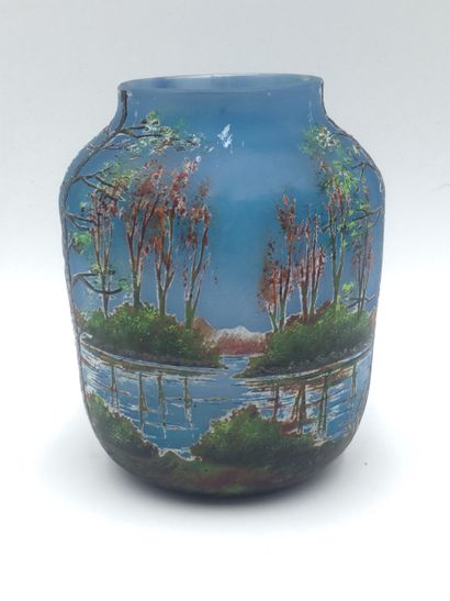 null Dans le goût de LEGRAS, Vase en verre multicouche à décor polychrome très finement...