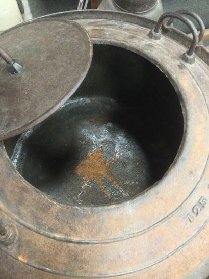 null Old pig boiler in cast iron h 75 diam 73. cm