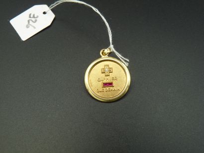 null Round medal in 18K (750/oo) yellow gold with the motto "+ than yesterday, -...