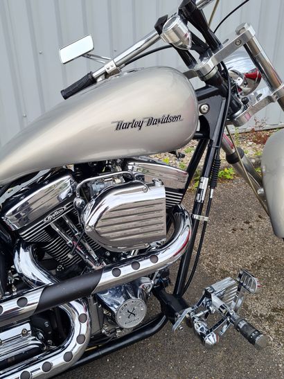 null MOTO HARLEY DAVIDSON 1340 SOFTAIL, 1999. Avec son univers Vintage, cette Harley...