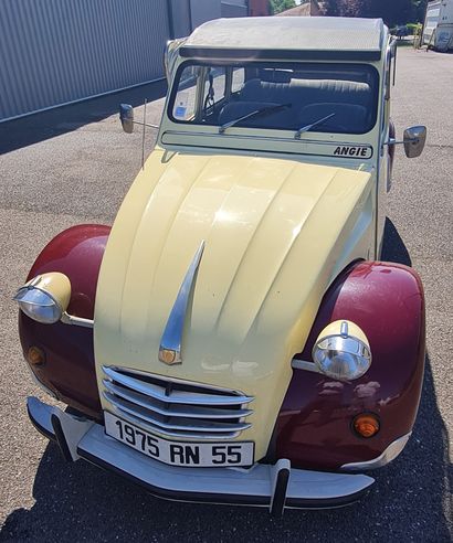 null CITROEN 2CV, 1975. La marque aux chevrons présente ici un modèle d’entrée de...