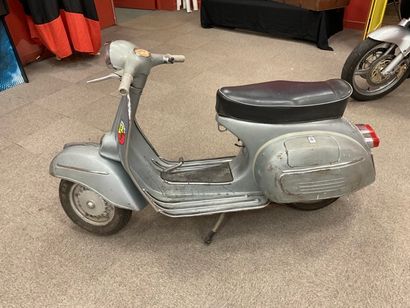 null VESPA 1969, 125 cm3 SPRINT, 5 750 kms au compteur. La Vespa Sprint est un scooter...