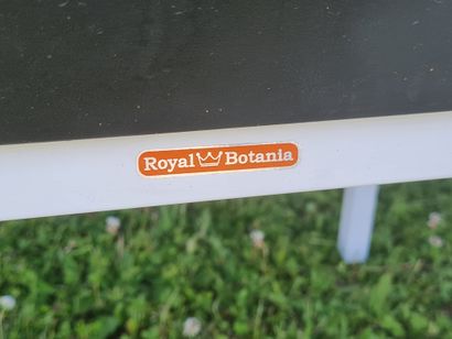 null SALON DE JARDIN "Royal Botania" composé d'une table en métal laqué blanc et...