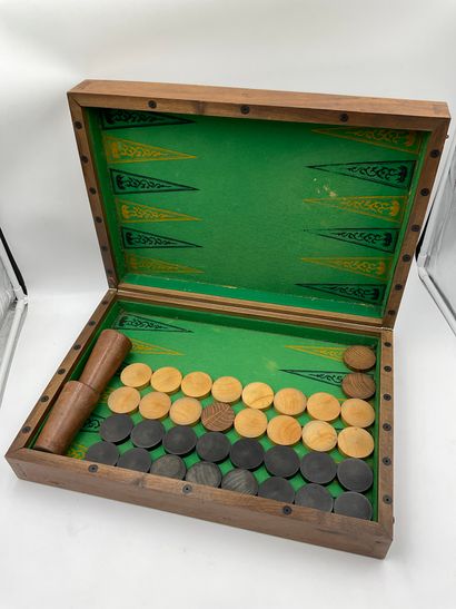 null Boîte de jeu ancienne en bois comprenant un jeu de Dame et un jeu de Jacquet...