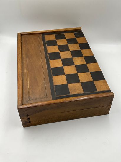 Boîte de jeu ancienne en bois comprenant...