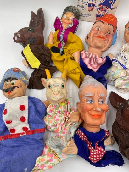 null Ensemble de 10 marionnettes à main en plastique et tissu, années 60, On joint...