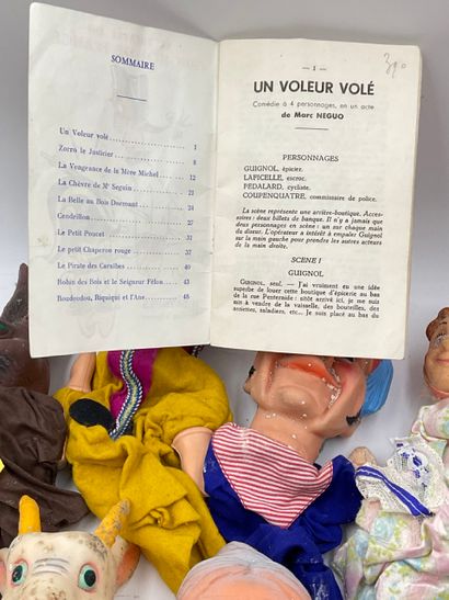 null Ensemble de 10 marionnettes à main en plastique et tissu, années 60, On joint...