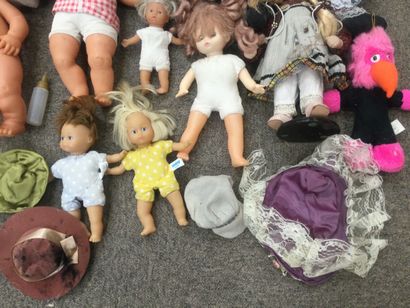 null Lot de poupées celluloïd et porcelaine, barbies, marionnette, peluche et ac...