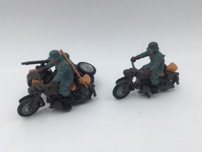 null BRITAINS LTD, Miniature d'une Moto side-car de l'armée française avec son pilote...
