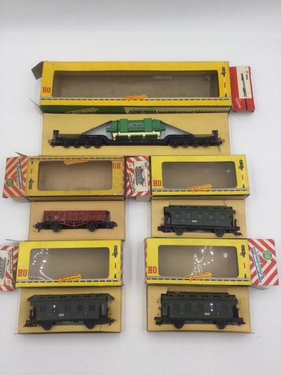 null FLEISCHMANN, HO scale lot of 5 SNCF cars models 1455 S, 1402 x 3 and 1494 G,...