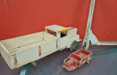 null Lot d'anciens jouets en bois composé de 2 camions (manque une roue à chaque)...