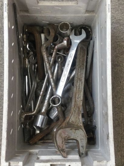 null Caisse en plastique grise contenant divers clefs et outils dont FACOM