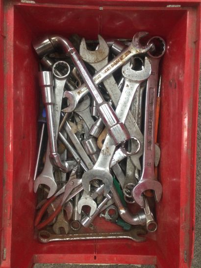 null Caisse en plastique rouge contenant divers clefs et divers outils dont FACO...
