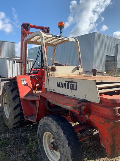 null Chariot Manitou MB26M. Hauteur de levage : 3m60, capacité : 2,600 tonnes. Puissance...