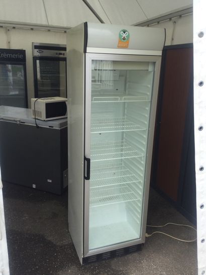 Un réfrigérateur vitrine
