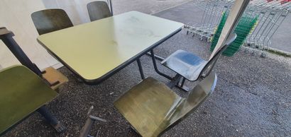 null Table monobloc de collectivité, 4 chaises à système pivotant, structure en métal,...