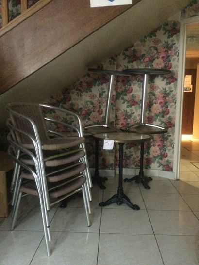 6 tables bistrot et chaises