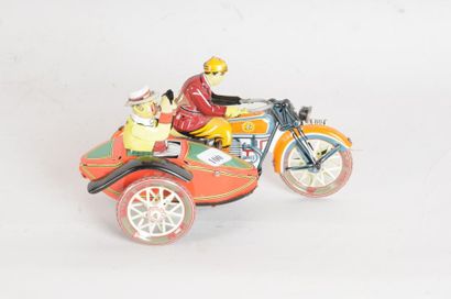 null Jouet à remontée mécanique en tôle peinte représentant une moto, un side-car,...