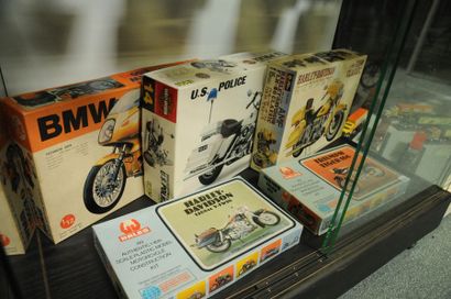null Lot de 5 maquettes de motos : BMW HARLEY DAVIDSON et TRIUMPH