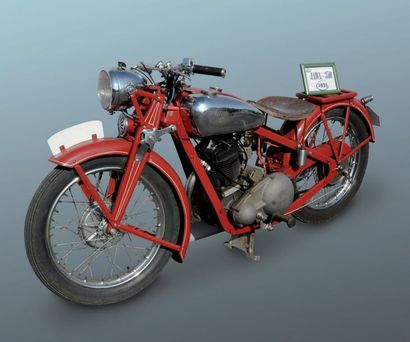 JAWA 350 cm3 Monocylindre culbuté Cette moto a été produite en 1935 N° de série 28321513...