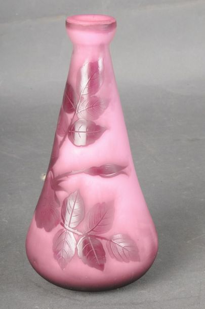 null DELATTE - Vase soliflore en verre multicouches, dégagé à l'acide, à décor de...