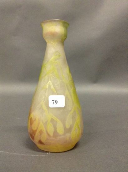 null GALLE - Vase à décor de glycine verte sur fond opaque - H 17,5 cm