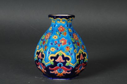 null LONGWY, Vase Hexagonal à décor de lambrequins sur fond bleu H 13 cm