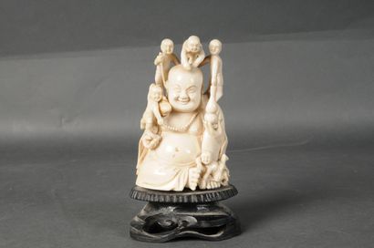 null Sujet en ivoire : Bouddha joyeux accompagné de cinq enfants insousciants- H...