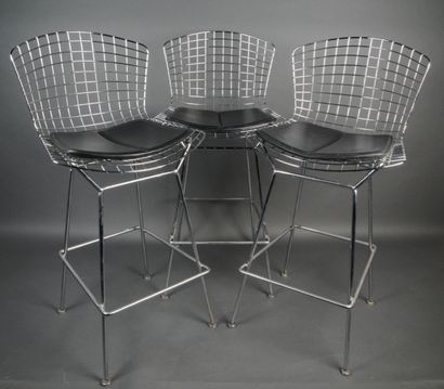 null Harry BERTOIA : Trois fauteuils de bar, fer soudé chromé garnis de galettes...