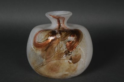 null Vase à décor marmoréen et inclusion de cuivre, provenant de la verrerie de Maure...