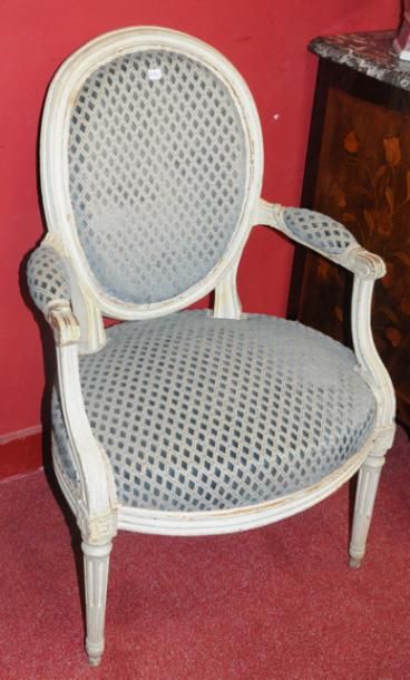 null Paire de fauteuils de style Louis XVI dossiers médaillon