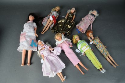 Lot de sept poupées Barbie + une