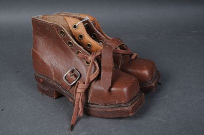 null Paire de souliers d'avant guerre, pour enfant, cuir et semelle bois 