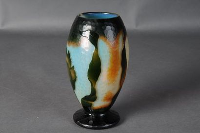 null GALLE - vase en verre multicouches à décor de crocus sur fond martelé H.19 