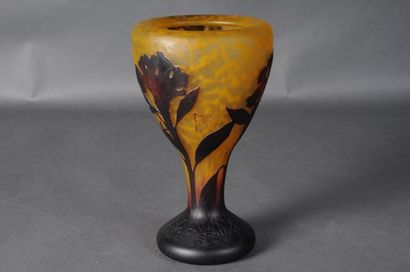 null DAUM - vase en verre multicouches à décor de crêtes de coq, Ht 25 cm