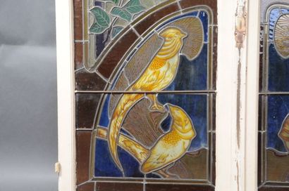 null GRUBER Jacques 1870-1936 - quatre vitraux à décor floral et d’oiseaux (accidents)...