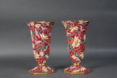 null LONGWY - Paire de vases "cornet" à décor floral sur fond rouge, F.3426 D.5685...