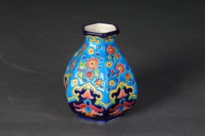 null LONGWY - Vase Hexagonal à décor de lambrequins sur fond bleu D.5847, F.3145,...