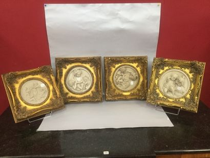 Quatre biscuits dans un cadre doré 