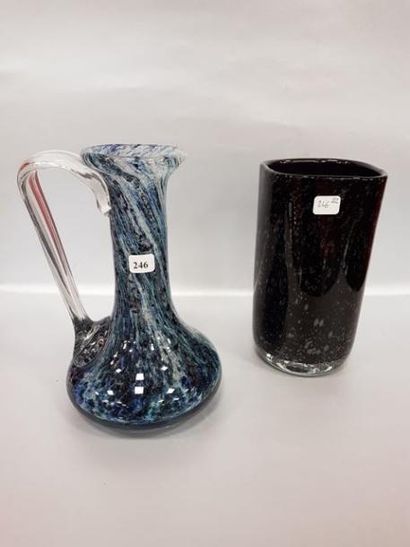 null Lot comprenant un pichet en verre bleuté H. 24 cm et un vase en verre soufflé...