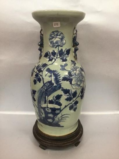 Vase en porcelaine, à décor japonisant de...