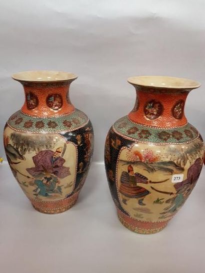 null Paire de vases en porcelaine décor samourai H.33