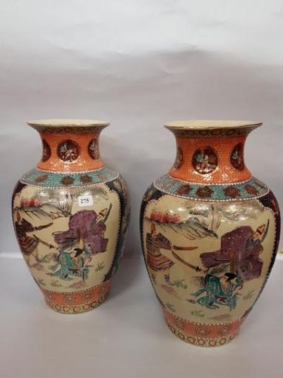 Paire de vases en porcelaine décor Samourai...